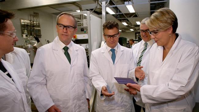 Down in the lab: Bill Shorten, Labor MP Matt Thistlethwaite and Tanya Plibersek visit the University of NSW yesterday.