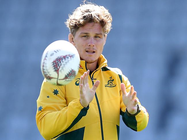 AUCKLAND, NEW ZEALAND - AUGUST 24:  Michael Hooper of the Wallabies passes the ball  during the Australia Wallabies Captain's Run at Eden Park on August 24, 2018 in Auckland, New Zealand.  (Photo by Phil Walter/Getty Images)