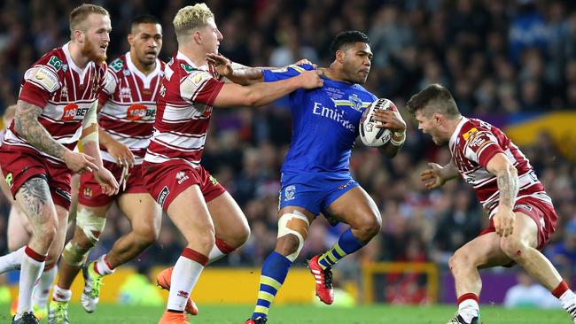 Chris Sandow of Warrington Wolves is tackled by George Williams of Wigan Warriors during the Super League grand final.