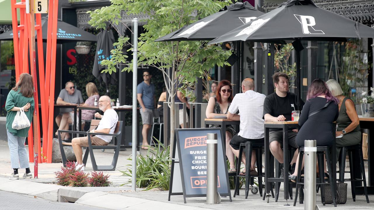 Diners can be seen eating out on King William Rd. Picture: Kelly Barnes/Getty Images