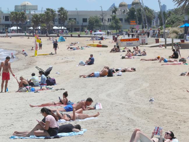 MELBOURNE, AUSTRALIA - NewsWire Photos, DECEMBER 24, 2022. People enjoy the warm weather at St Kilda beach ahead of Christmas Day. Picture: NCA NewsWire / David Crosling