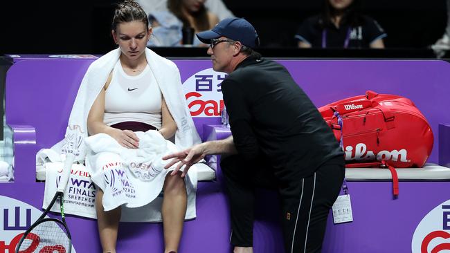 Simona Halep gets advice from Darren Cahill. Picture: Matthew Stockman/Getty Images