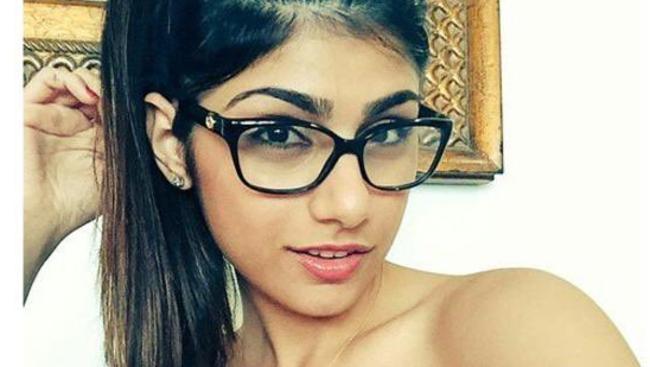 Mia khalifa helps fan