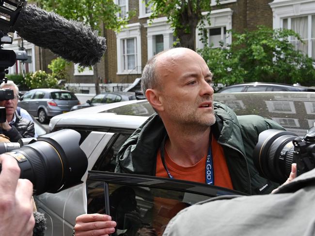 TOPSHOT - Number 10 Downing Street special advisor Dominic Cummings leaves his home in London on May 24, 2020 following allegations he broke coronavirus lockdown rules by travelling across the country in March. - British Prime Minister Boris Johnson was under increased pressure on Sunday to sack top aide Dominic Cummings who was facing allegations that he had breached coronavirus lockdown rules for a second time. The British government has so far rejected calls to sack Cummings over allegations he broke coronavirus lockdown rules by travelling across the country with his wife while she was suffering from symptoms of the disease, but even MPs from his own party were calling for him to leave on Sunday. (Photo by Glyn KIRK / AFP)