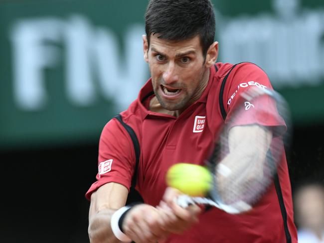 Serbia's Novak Djokovic returns the ball to Britain's Aljaz Bedene during their men's third round match at the Roland Garros 2016 French Tennis Open in Paris on May 28, 2016. / AFP PHOTO / MIGUEL MEDINA