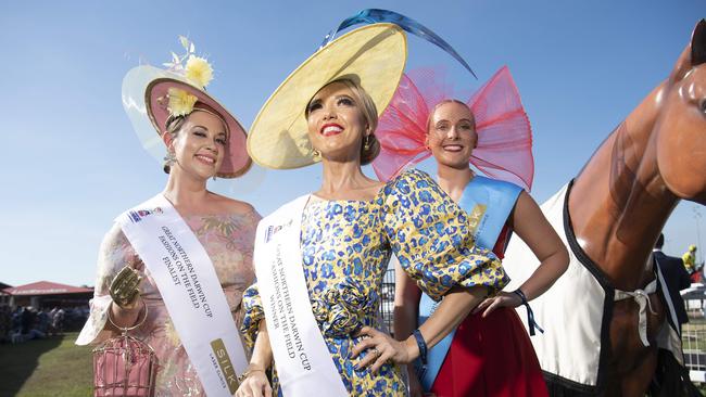 <s1>Gina Cassimatis, Tatiana Hoffmann and Madelaine Cvirn in the Darwin Cup Fashions on the Field competition. Keri Megelus</s1>