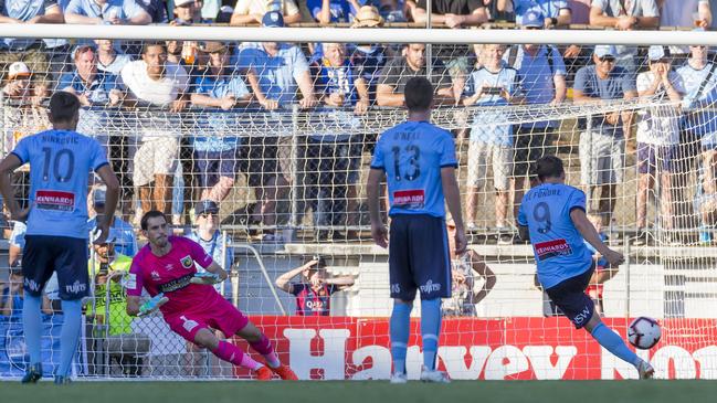 Adam le Fondre of Sydney scores from the penalty spot against Central Coast Mariners at Leichhardt Oval yesterday. Picture: AAP