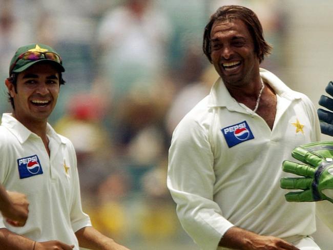 Shoaib Akhtar (R) and Salman Butt at the WACA in 2004.