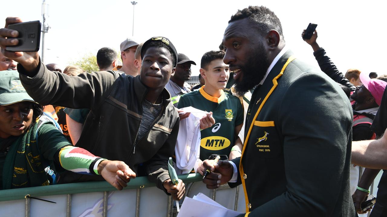 Tendai Mtawarira meets fans during the South African send-off in Johannesburg.