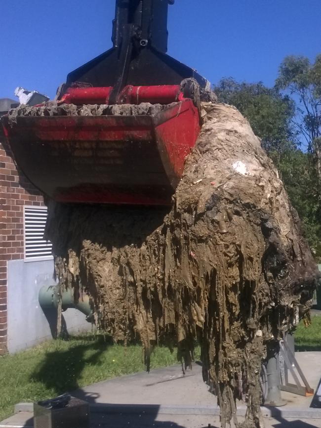 Removing wet wipes from a pumping station.