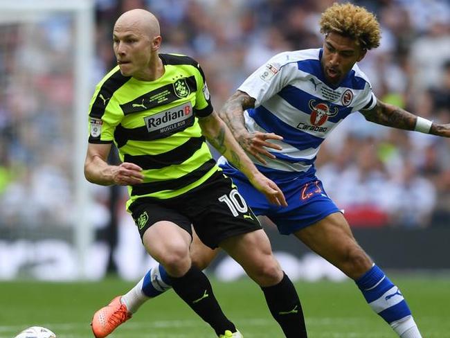 LONDON, ENGLAND - MAY 29: Aaron Mooy of Huddersfield Town attempts to get away from Daniel Williams of Reading during the Sky Bet Championship play off final between Huddersfield and Reading at Wembley Stadium on May 29, 2017 in London, England. (Photo by Gareth Copley/Getty Images)