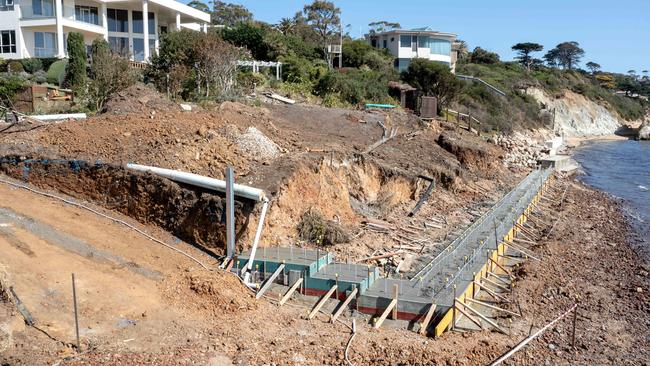 MELBOURNE, AUSTRALIA - NewsWire Photos - March 3, 2025: Construction works along a section of beach near Frankston. Community compliaiints have have prompted concern from state MP and an investigation by the local council.Picture: NewsWire / David Geraghty