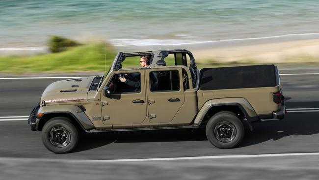 Roof sections of the Jeep Gladiator Rubicon can be removed.