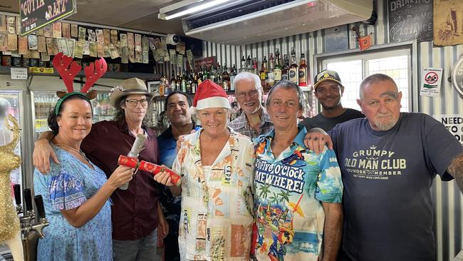 (L-R) Dayna Fargher, Andy Pike, Cooky, Julie Abdoo, Peter Henri, Tommy Abdoo, Jason and Ken Smith enjoying Christmas Day at Sandpalms Roadhouse, 2022. Picture: Annabel Bowles