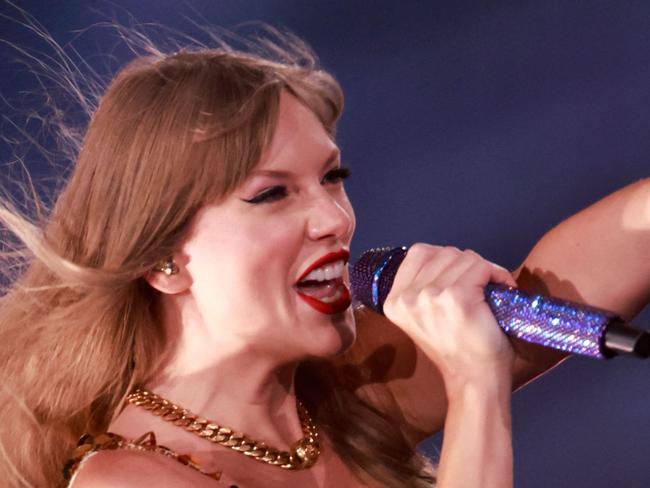 TOPSHOT - US singer-songwriter Taylor Swift performs during her Eras Tour at Sofi stadium in Inglewood, California, August 7, 2023. (Photo by Michael Tran / AFP) / RESTRICTED TO EDITORIAL USE