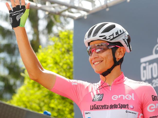 Pink jersey Colombia's Esteban Chaves of team Orica GreenEdge waves before the start of the 20th stage of the 99th Giro d'Italia, Tour of Italy, from Guillestre to Sant'Anna di Viniado on May 28, 2016. / AFP PHOTO / Luk BENIES