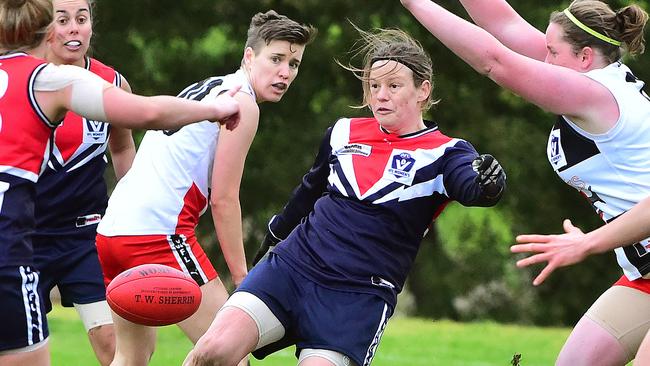 Darebin coach Jane Lange get a kick away on Sunday. Picture: Carmelo Bazzano