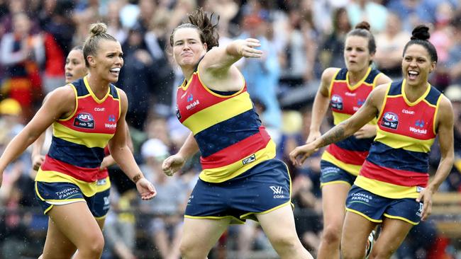 Sarah Perkins celebrates a last-quarter goal. Picture: Sarah Reed