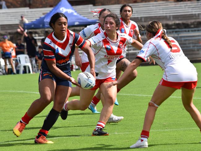 Anatasia Leatupue looks to pass as Taylah El-Ters looks on. Picture: Sean Teuma