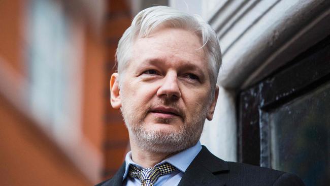 (FILES) This file photo taken on February 05, 2016 shows WikiLeaks founder Julian Assange addressing the media from the balcony of the Ecuadorian embassy in central London. Swedish prosecutors dropped a seven-year rape investigation into Julian Assange on May 19, 2017 a legal victory for the WikiLeaks founder who has been holed up in the Ecuadoran embassy in London since 2012. / AFP PHOTO / Jack Taylor