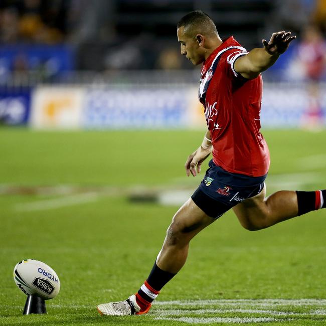 Sio Siua Taukeiaho of the Roosters takes a shot at goal. Photo: AAP Image/David Rowland