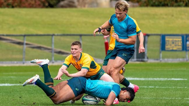 Heamasi Makasini dives on loose ball.