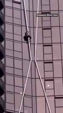 Man scales Melbourne skyscraper without safety equipment