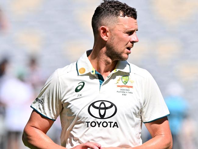 Australia's Josh Hazlewood prepares to bowl on day three of the first Test cricket match between Australia and India at Optus Stadium in Perth on November 24, 2024. (Photo by SAEED KHAN / AFP) / -- IMAGE RESTRICTED TO EDITORIAL USE - STRICTLY NO COMMERCIAL USE --