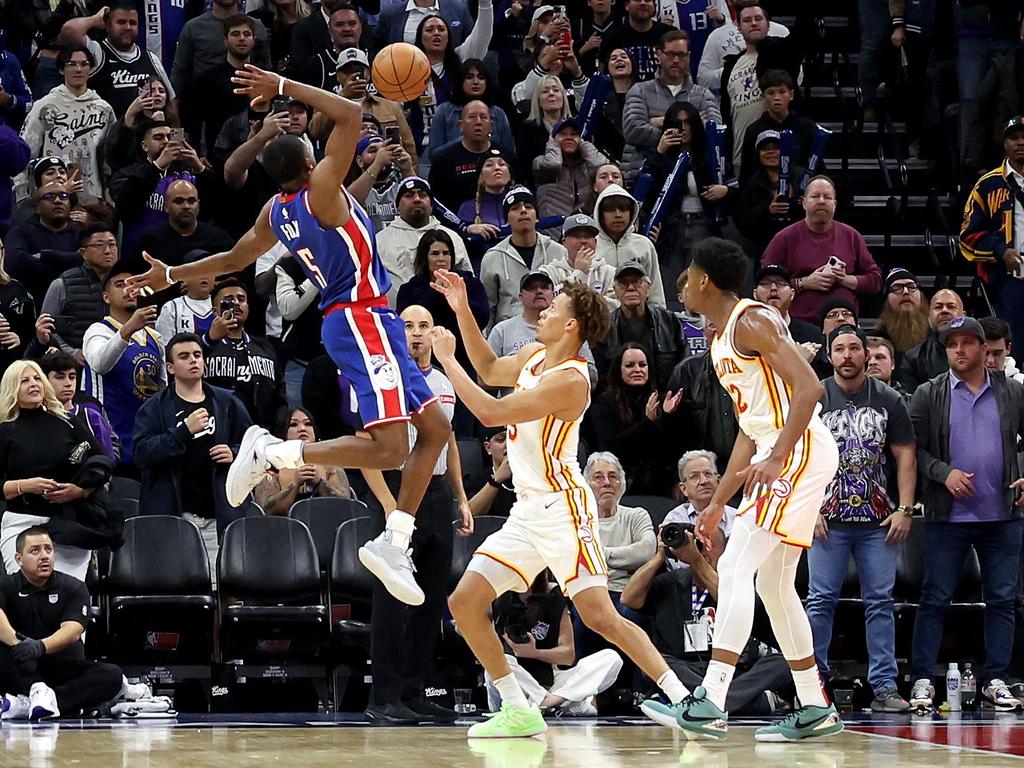 SACRAMENTO, CALIFORNIA - NOVEMBER 18: Dyson Daniels #5 of the Atlanta Hawks strips the ball from De'Aaron Fox #5 of the Sacramento Kings at the end of the game at Golden 1 Center on November 18, 2024 in Sacramento, California. NOTE TO USER: User expressly acknowledges and agrees that, by downloading and/or using this photograph, user is consenting to the terms and conditions of the Getty Images License Agreement.   Ezra Shaw/Getty Images/AFP (Photo by EZRA SHAW / GETTY IMAGES NORTH AMERICA / Getty Images via AFP)