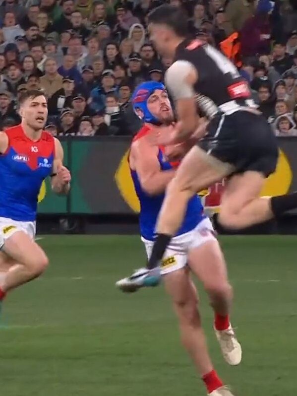 Maynard collided with Angus Brayshaw while attempting to smother during the qualifying final. Picture: Fox Sports.