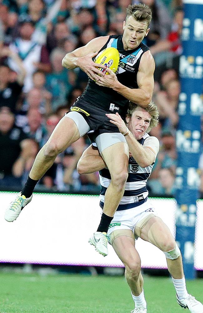 Robbie Gray marks in front of Cameron Guthrie. Picture: Sarah Reed