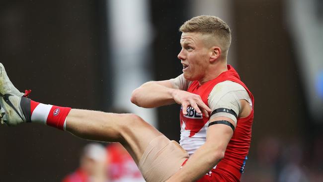 Sydney's Dan Hannebery kicks during AFL Elimination Final between the Sydney Swans and GWS Giants at the SCG. Picture. Phil Hillyard