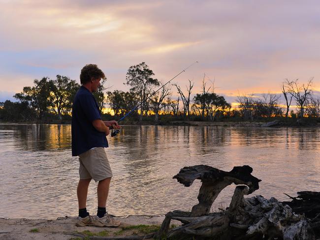 River Murray at Lock 5 near Renmark  - Andrew Koch from Maitland fishing -  picture Grant Schwartzkopff