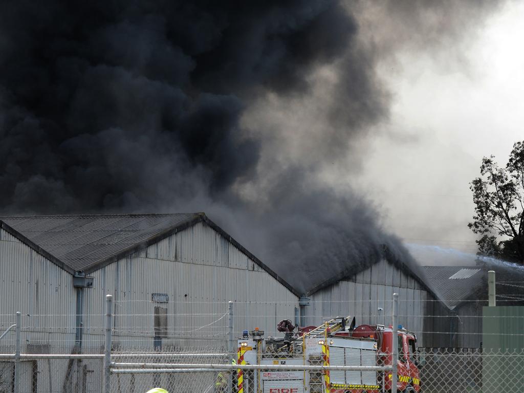 A fire has erupted at Settlement Rd, Thomastown. Picture: Andrew Henshaw / NCA NewsWire