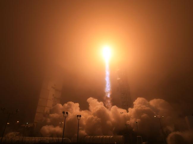 The NASA InSight spacecraft launches onboard a United Launch Alliance Atlas-V rocket on May 5, 2018, from Vandenberg Air Force Base in California.  NASA on May 5 launched its latest Mars lander, called InSight, designed to perch on the surface and listen for "Marsquakes" ahead of eventual human missions to explore the Red Planet. / AFP PHOTO / Robyn Beck