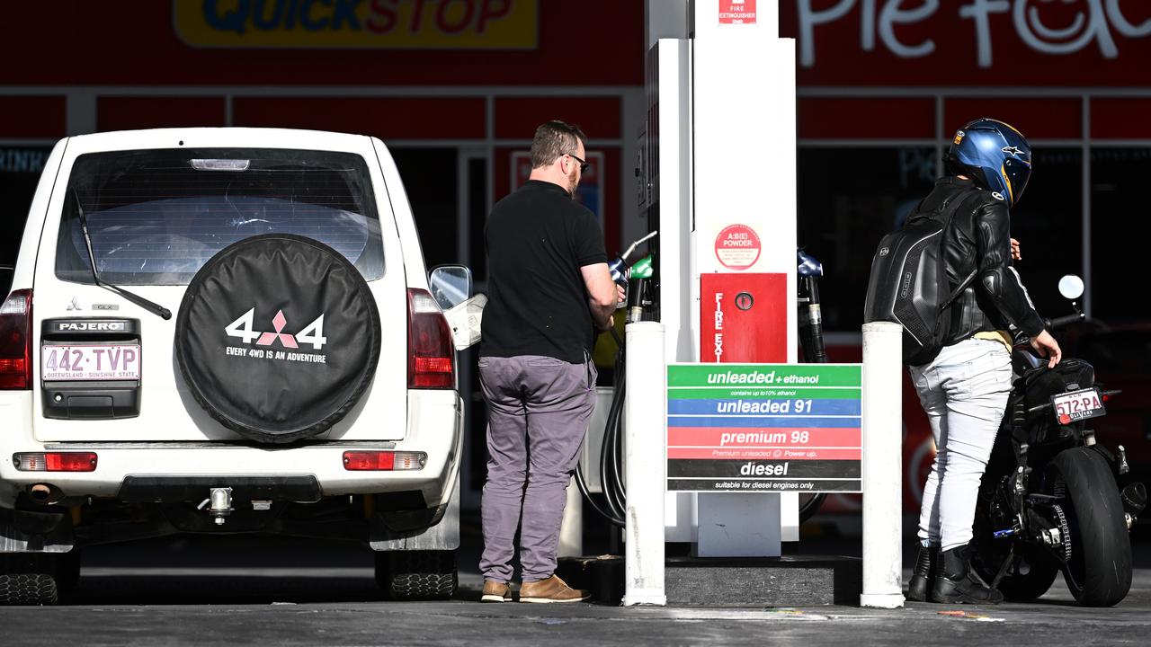 Australians should use fuel price comparison apps to ensure they snag the best bargain, experts say. Picture: NCA NewsWire / Dan Peled