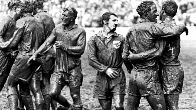 John Raper and Reg Gasnier (R) embrace after defeating Wests in 1963 grand final.