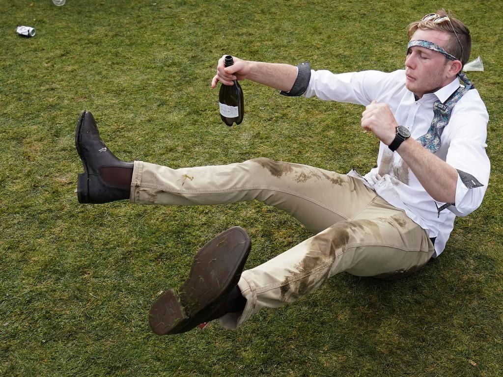 Melbourne Cup 2019 Best Drunk Photos Post Race Debauchery Daily Telegraph 