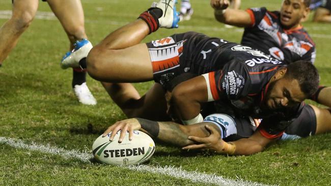 Ricky Leutele of the Sharks scores a try against the Warriors.