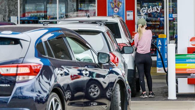 ADELAIDE, AUSTRALIA - NewsWire Photos NOVEMBER 24, 2021: Motorists queueing for lower fuel prices at the United servo on South Rd, Melrose Park. Picture: NCA NewsWire / Brenton Edwards