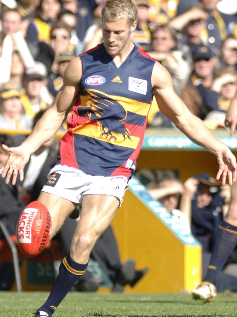 2006 - Thommo kicks the Crows forward against the West Coast Eagles at Subiaco.