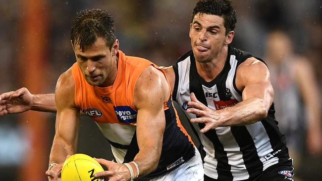 Matt de Boer beats Scott Pendlebury to the ball in the preliminary final.