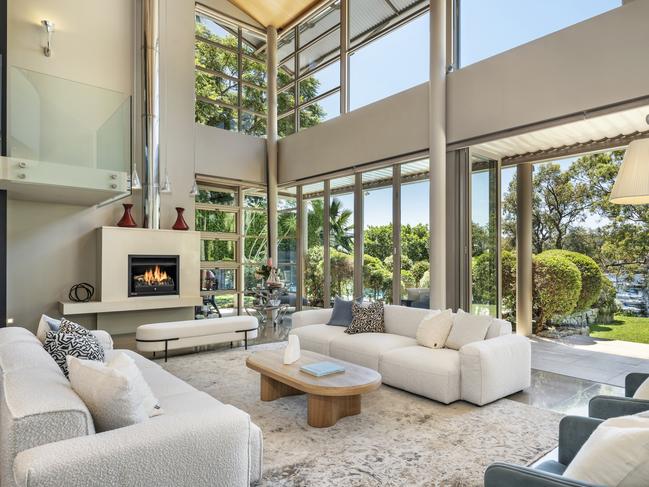 Lucretia Ave, Longueville