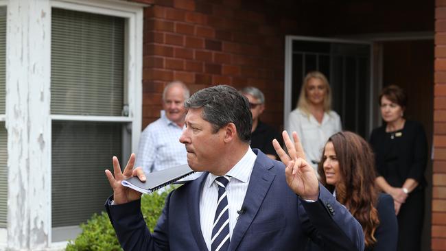 The repayment gap between the major banks’ average variable rate and three-year fixed-rate loans has widened to about $465 a month for a $500,000 loan. Above, a Sydney house auction. Picture: NCA NewsWire / Dylan Coker