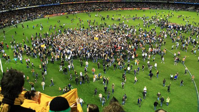 Fans swarm the MCG after Buddy kicks his 100th goal in 2008.