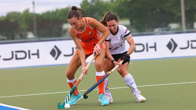 Brisbane Blaze forward Savannah Fitzpatrick shields the ball from the Thundersticks’ Jesse Reid.