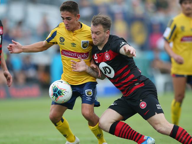 GOSFORD, AUSTRALIA - FEBRUARY 02: Joshua Nisbet of the Central Coast Mariners contests the ball against Simon Cox of Western Sydney Wanderers during the round 17 A-League match between the Central Mariners and the Western Sydney Wanderers at Central Coast Stadium on February 02, 2020 in Gosford, Australia. (Photo by Ashley Feder/Getty Images)
