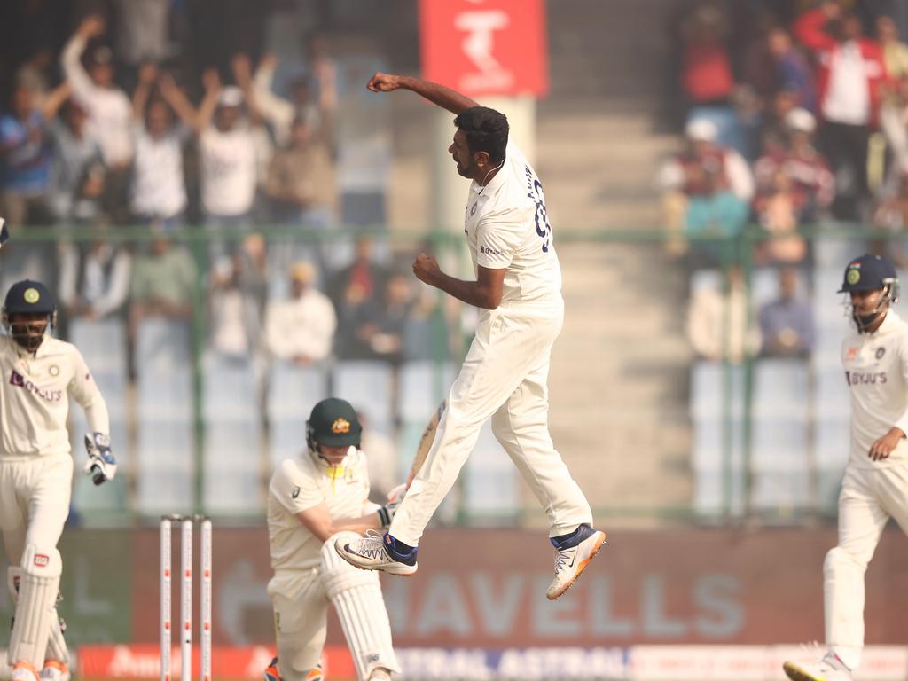 Steve Smith (background) very rarely sweeps, and got out the first time he tried it this series. (Photo by Robert Cianflone/Getty Images)