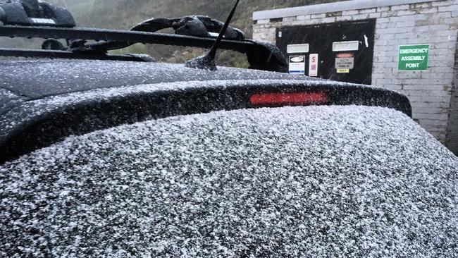 Snow fell at Mt Hotham yesterday afternoon. Picture: <a href="https://twitter.com/SNOWSEARCH_aus">SNOWSEARCH australia Twitter</a>‏