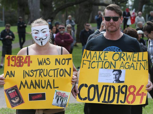 ‘Freedom rally’ cheers teacher who resisted mask mandate